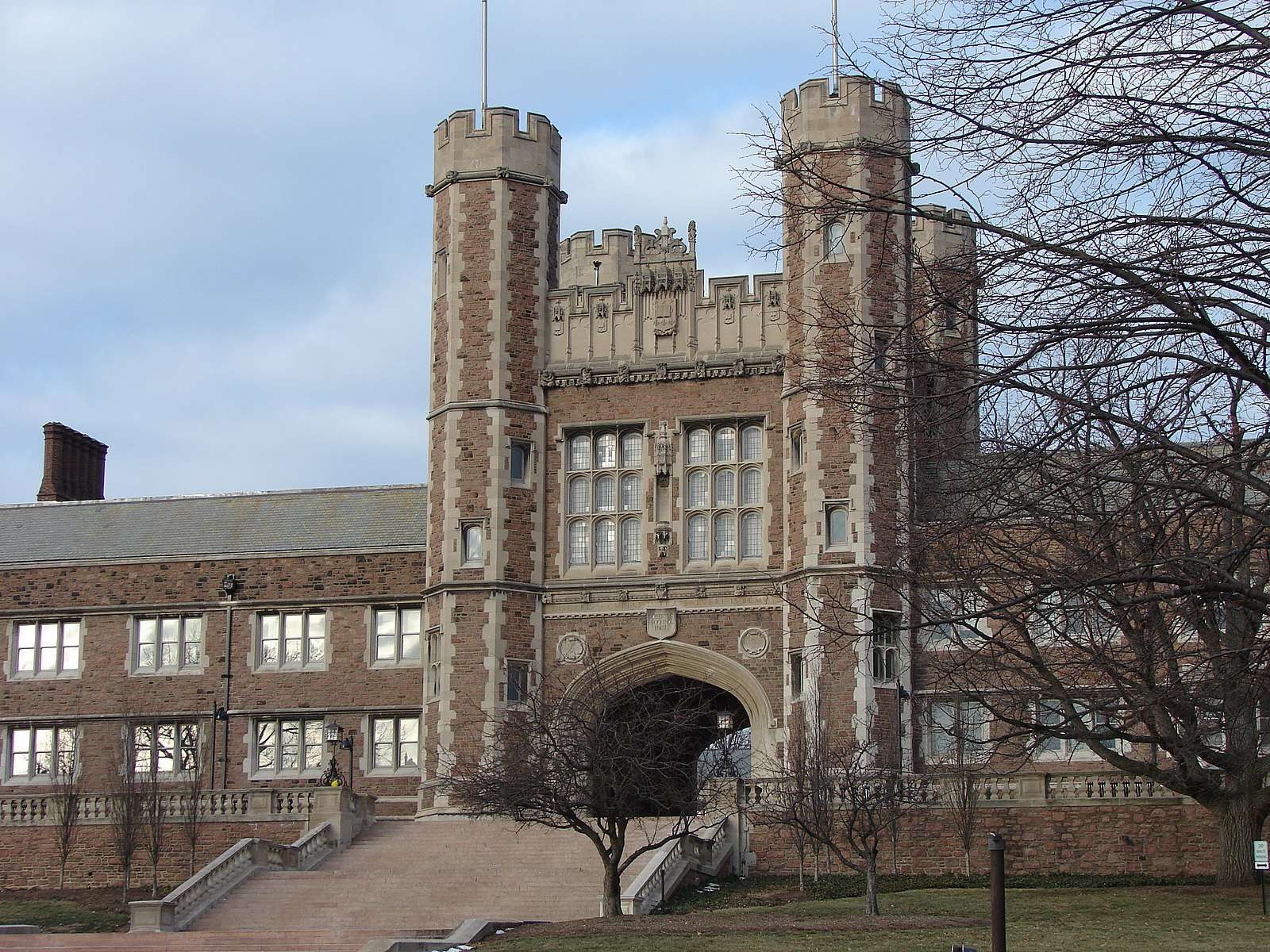 WashU's castle-like Brookings Hall is featured from the outside.